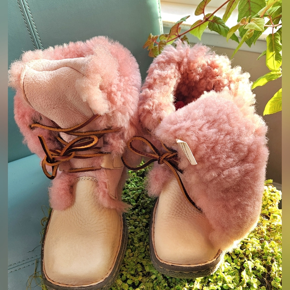 BORN Pink Shearling Fur Sheepskin Lace Up Cream Leather Fold Over Rare Boots 8